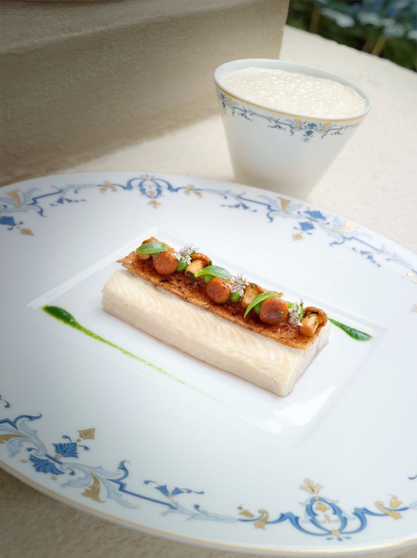 Omble chevalier poêlé, petits pois et girolles au vin jaune